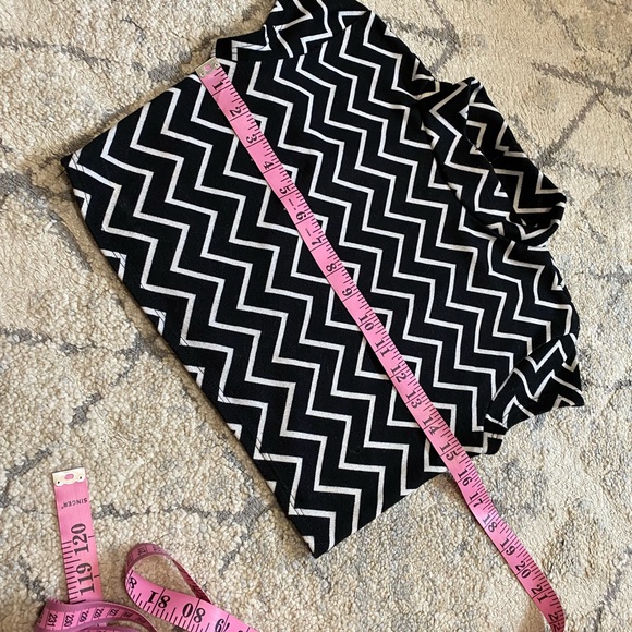 FREE WITH PURCHASE.Black & white Crop top 🏁🖤🤍 - Picture 2 of 5